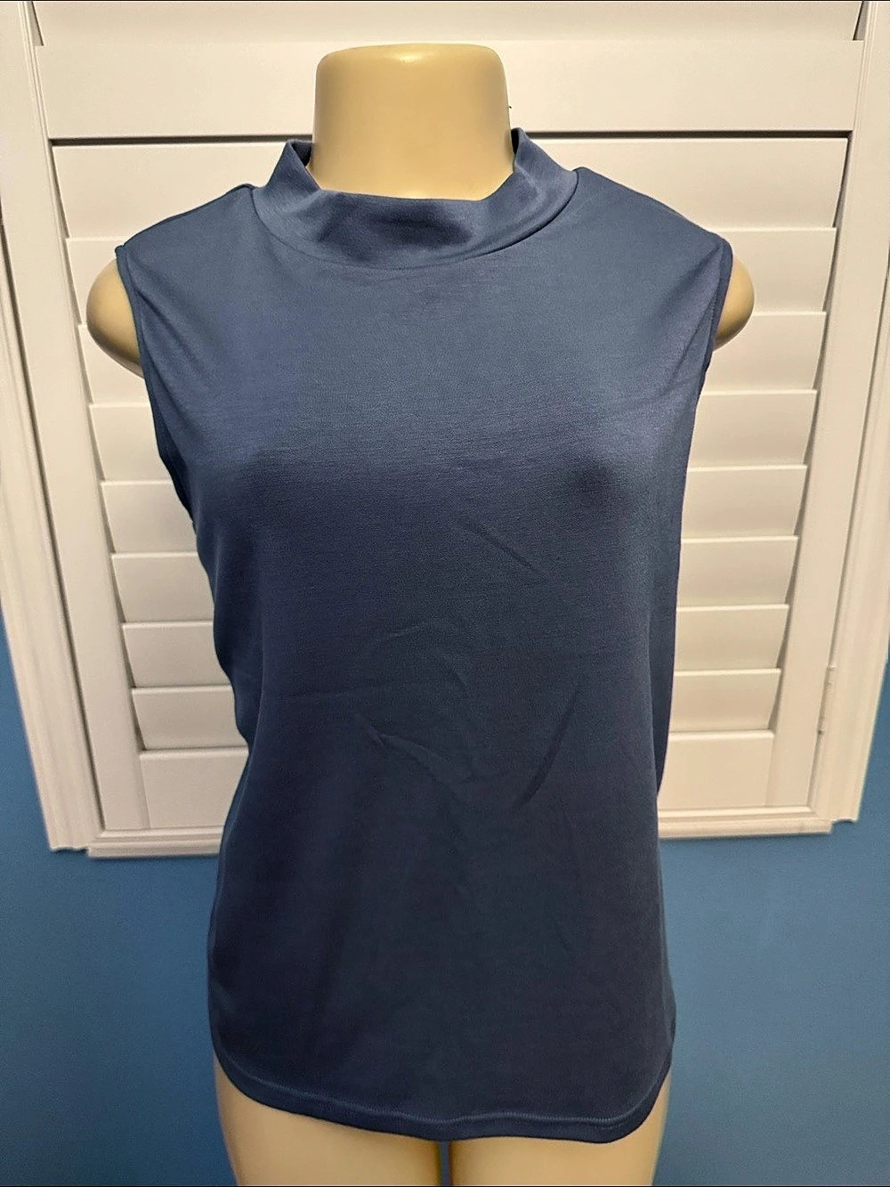 Sleeveless Mock Neck Top in Blue Size Large Like New. Super soft material